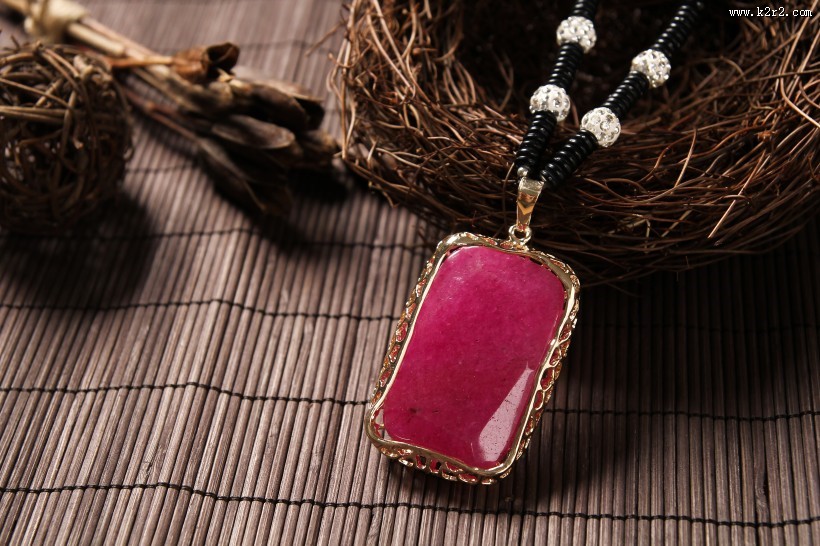 精美的红宝石项链图片