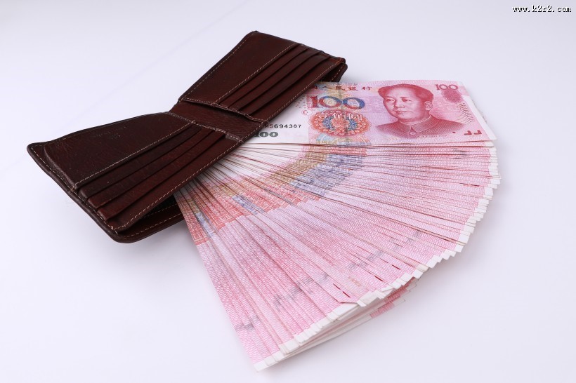 红色流通的人民币图片