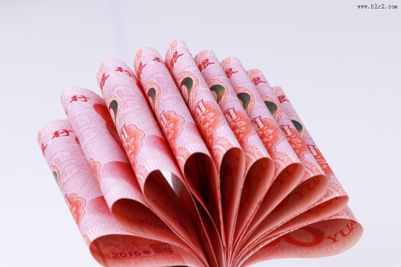 红色流通的人民币图片