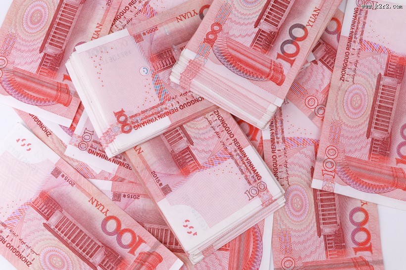 红色流通的人民币图片