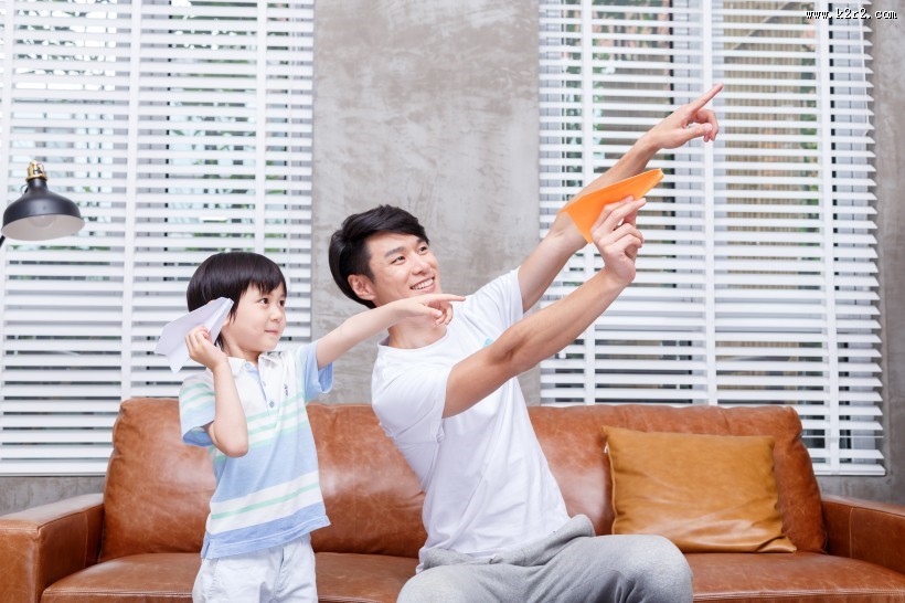 伴随童年梦想的纸飞机图片大全