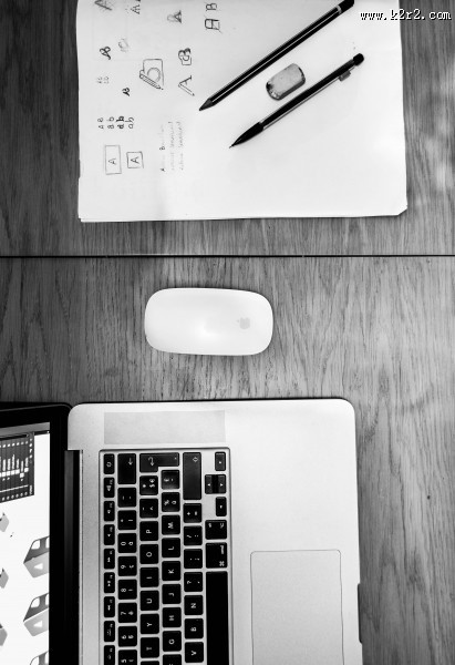 有电脑的整洁办公桌桌面图片