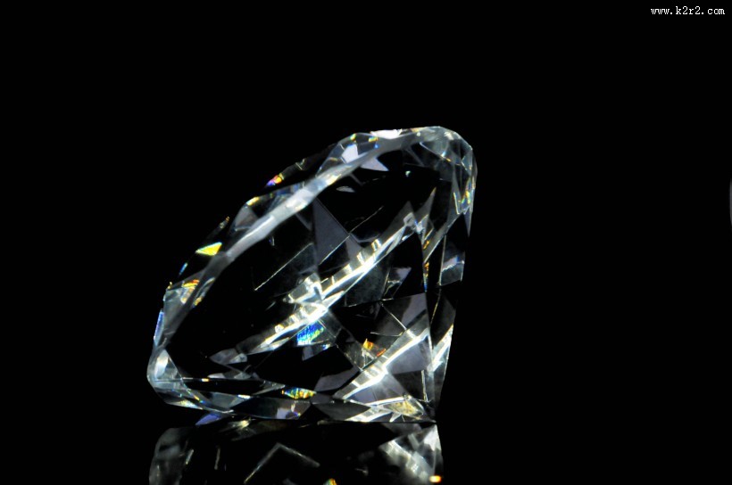晶莹剔透的钻石图片