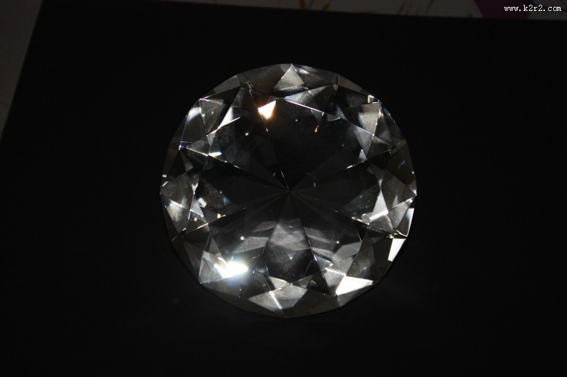 晶莹剔透的钻石图片