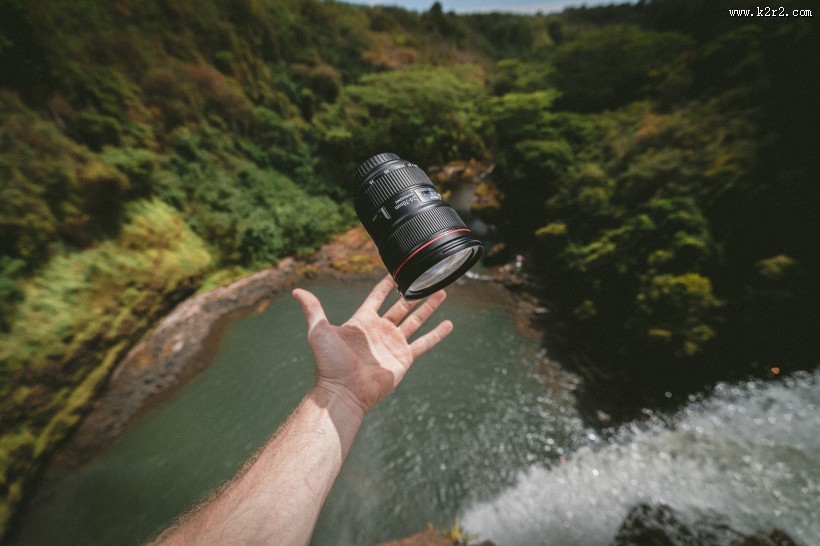 手中的相机镜头图片
