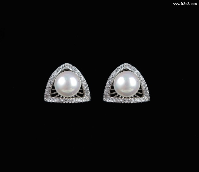 精致时尚的耳钉图片