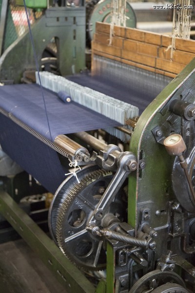 纺织厂织布机图片