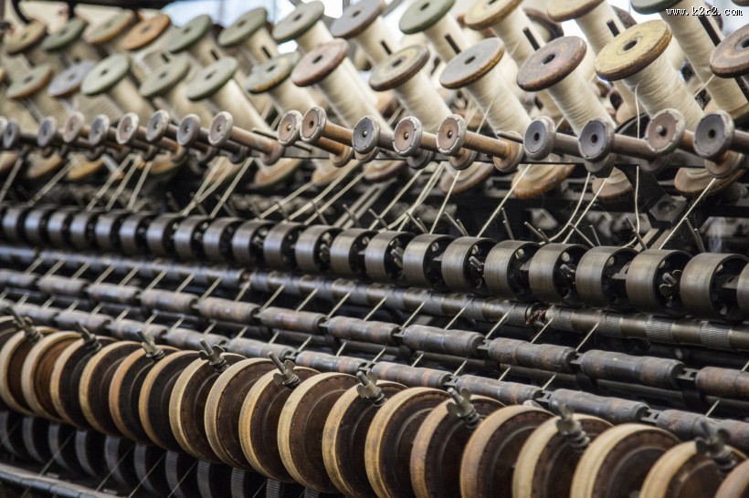 纺织厂织布机图片