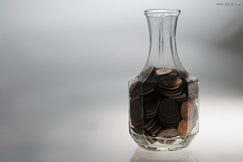 储蓄罐和货币图片