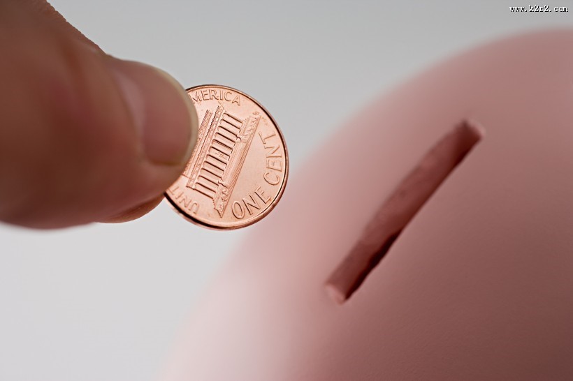 储蓄罐和货币图片