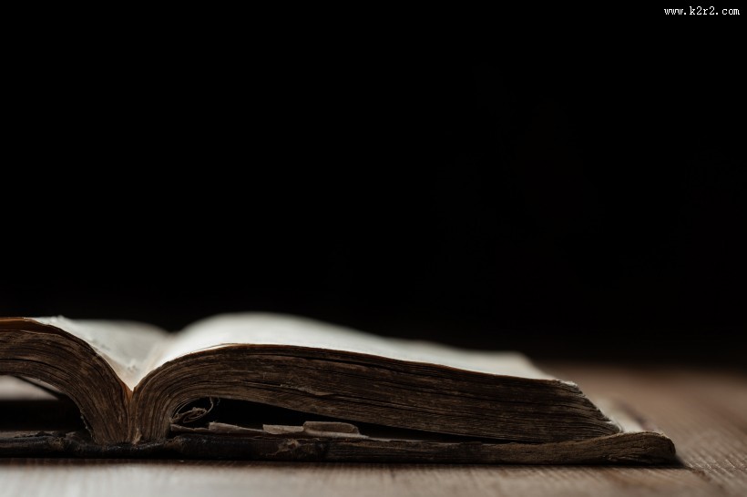 翻开的书本图片
