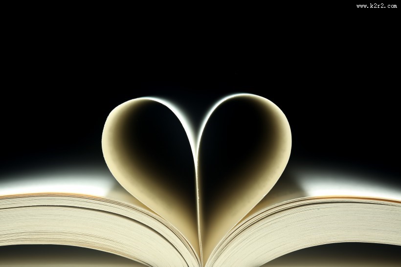 翻开的书本图片