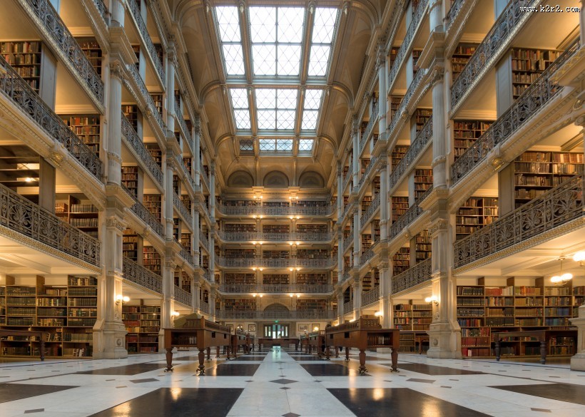 书架上安静的书图片