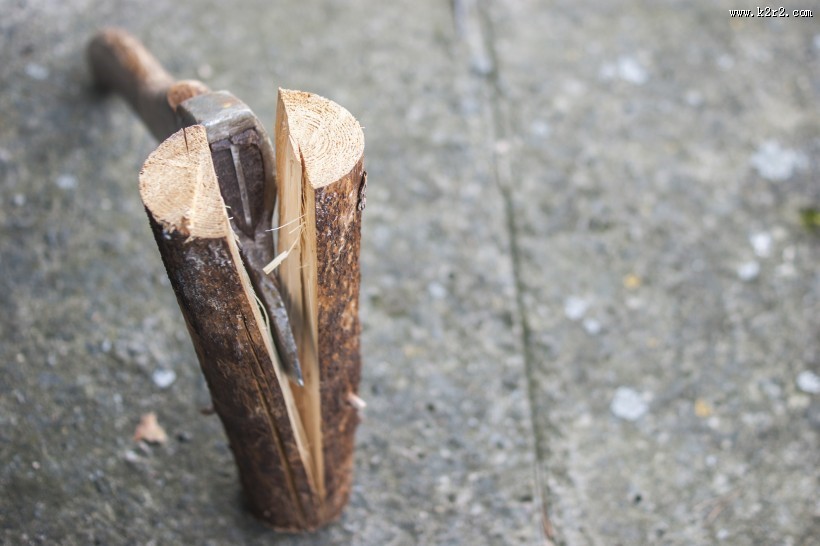 尖利的斧头图片