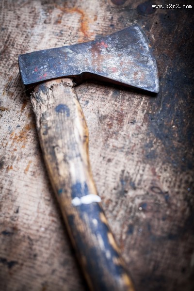 尖利的斧头图片