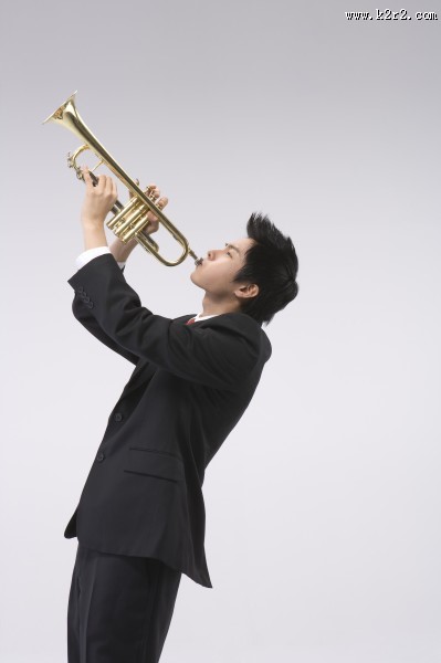 音乐爱好者吹乐器小号的图片大全
