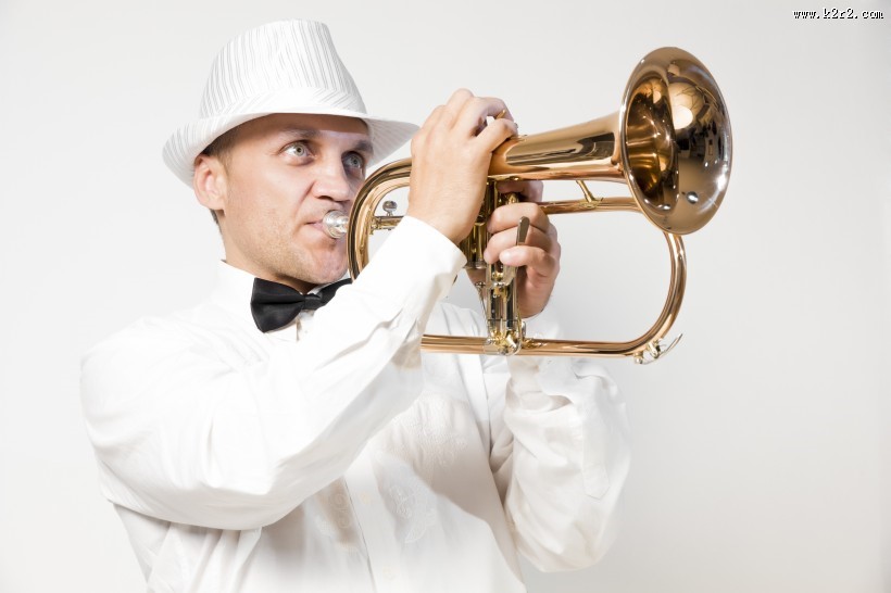 音乐爱好者吹乐器小号的图片大全