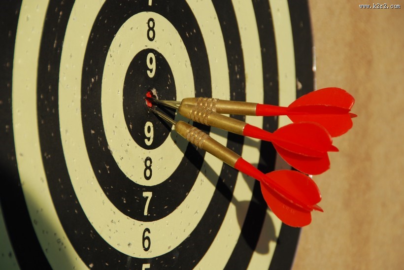 飞镖与靶心的图片