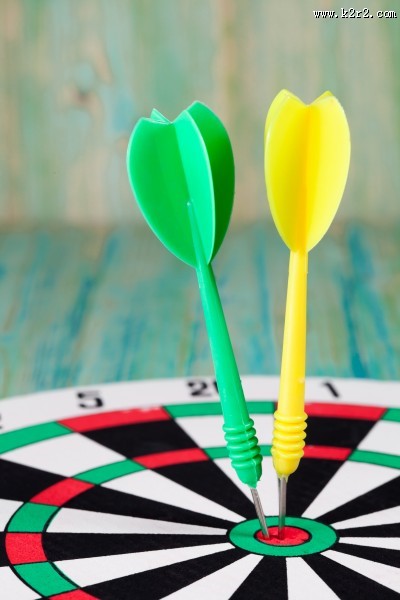 飞镖与靶心的图片