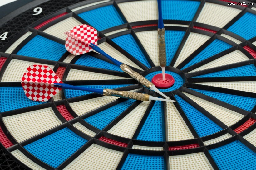 飞镖与靶心的图片