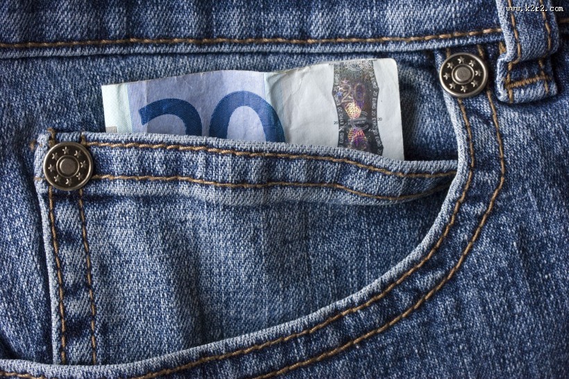 牛仔裤兜的特写图片