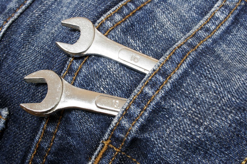 牛仔裤兜的特写图片