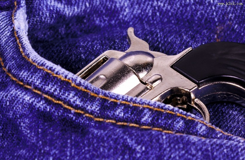 牛仔裤兜的特写图片