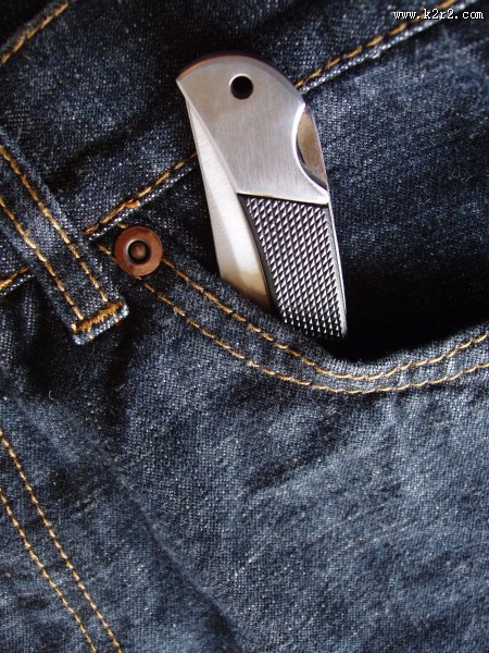 牛仔裤兜的特写图片