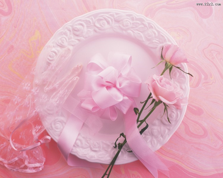 用花卉丝带装饰盘子的艺术摄影图片