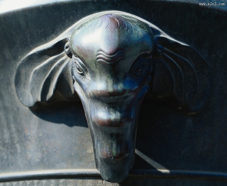 重要礼器鼎式香炉图片