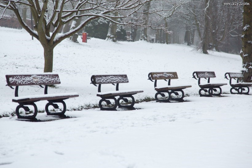 雪后公园长椅图片