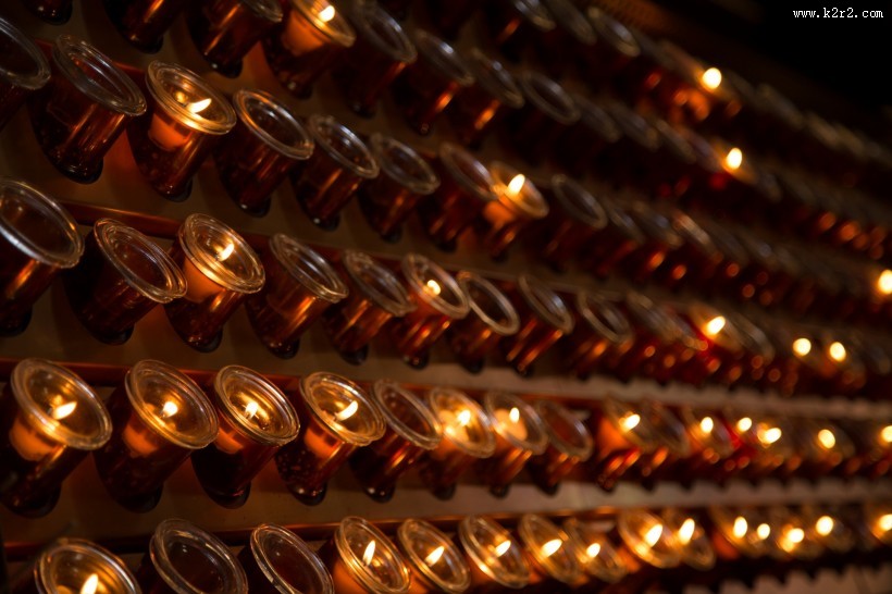 教堂燃烧的蜡烛图片