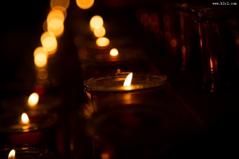 教堂燃烧的蜡烛图片
