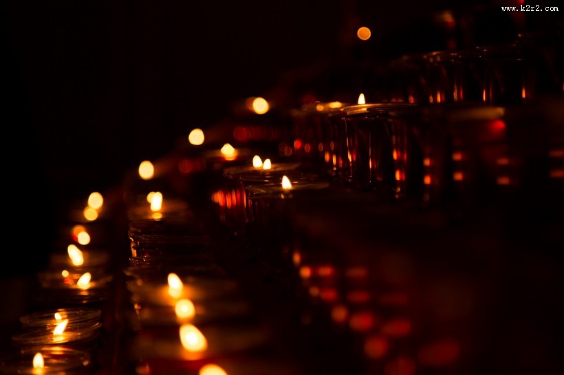 教堂燃烧的蜡烛图片