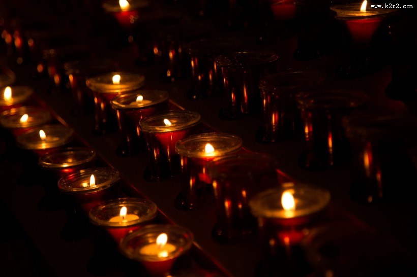 教堂燃烧的蜡烛图片