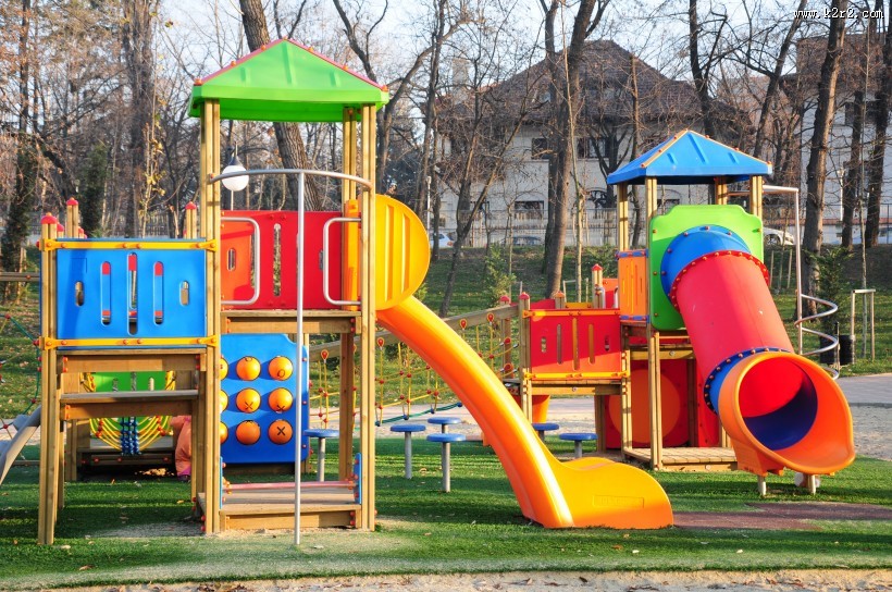 儿童滑梯设施图片