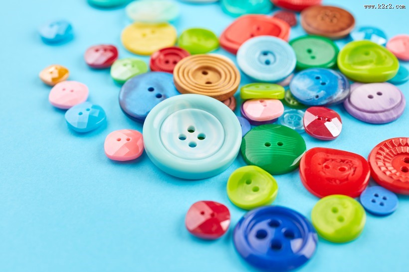 彩色纽扣堆放图片