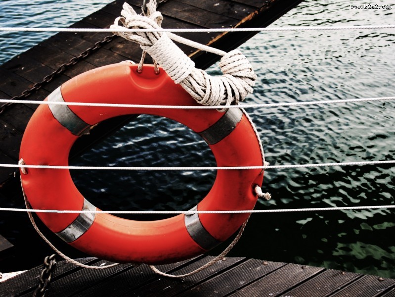 游轮橙色救生圈图片