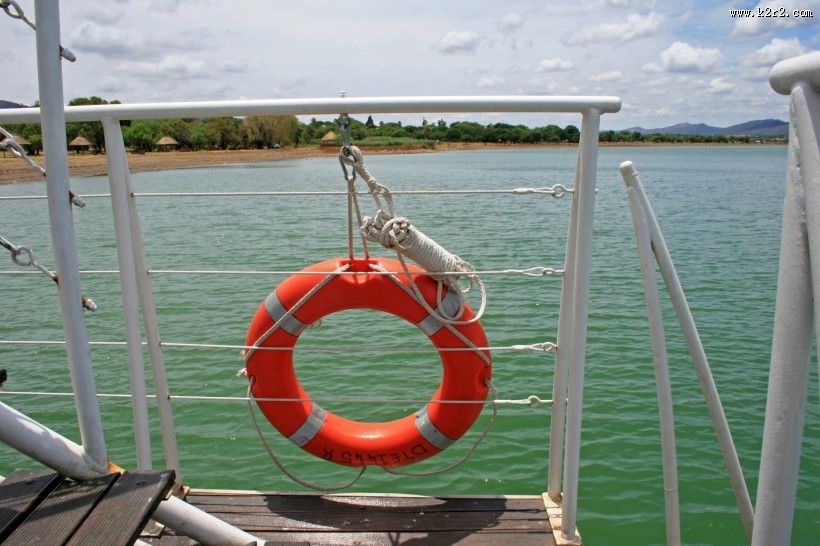 游轮橙色救生圈图片
