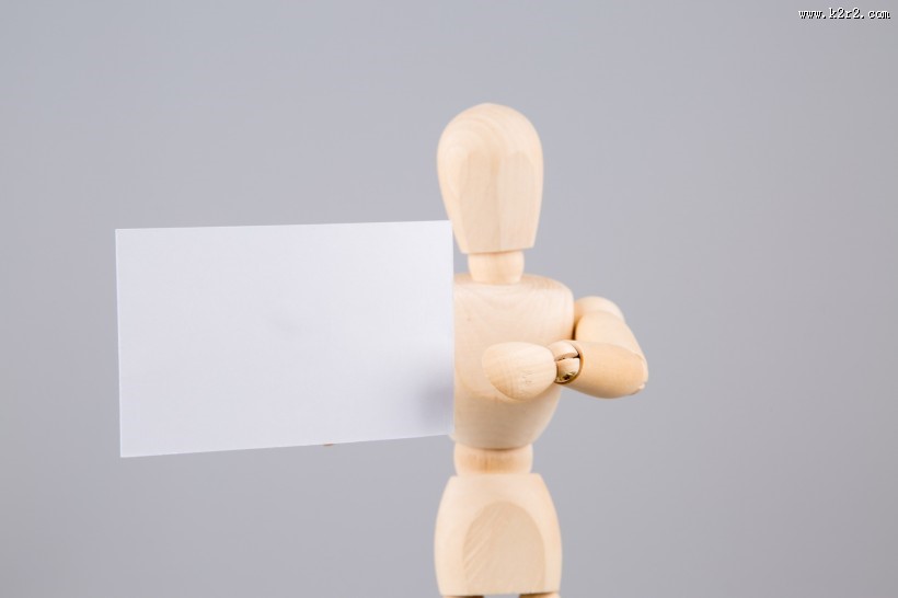 木头人拿着可写字的白板图片