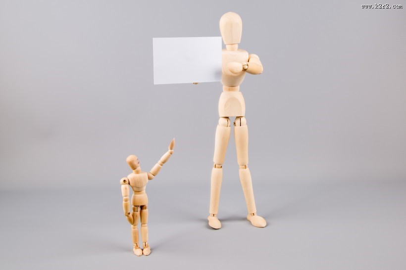 木头人拿着可写字的白板图片