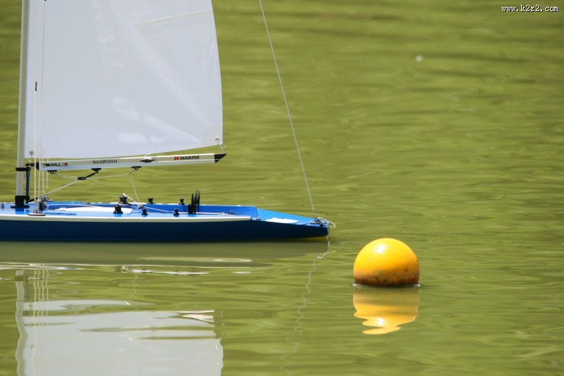 水中的浮标图片