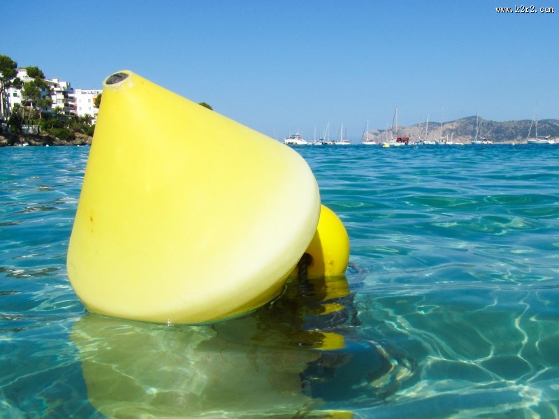 水中的浮标图片