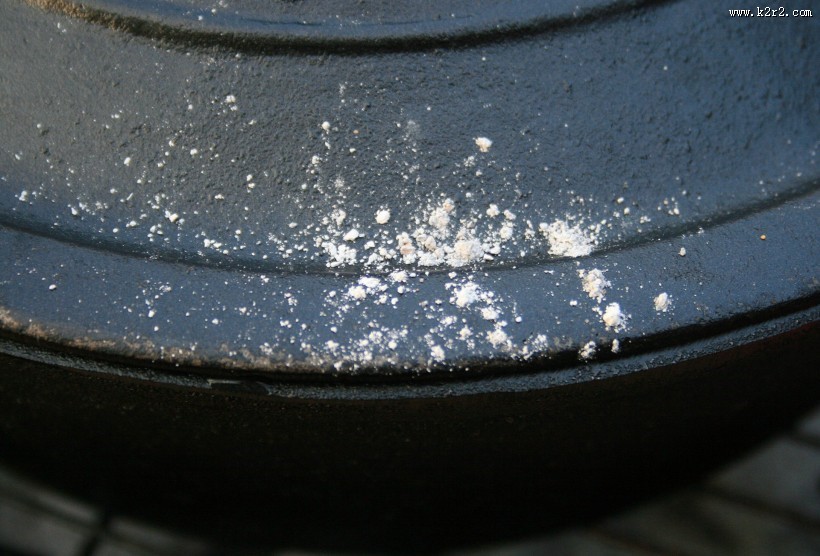 生锈的铁锅图片