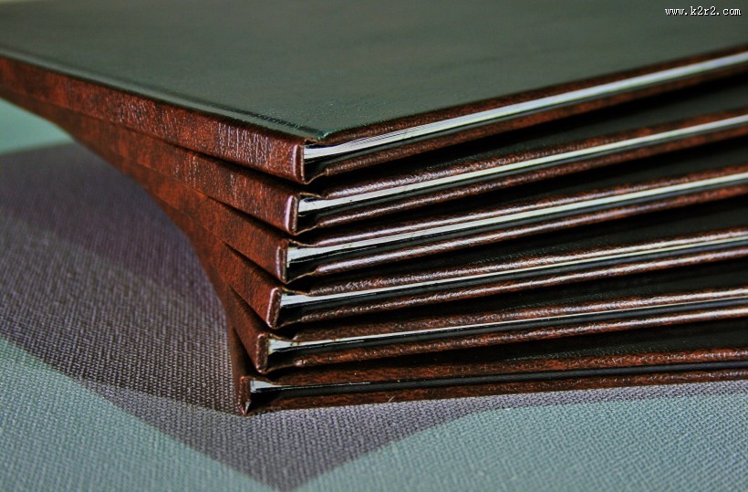 翻开的书籍图片