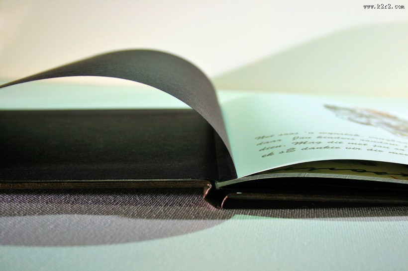 翻开的书籍图片