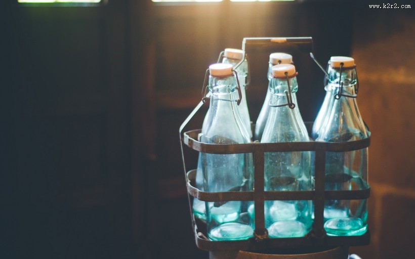 透明玻璃瓶特写图片