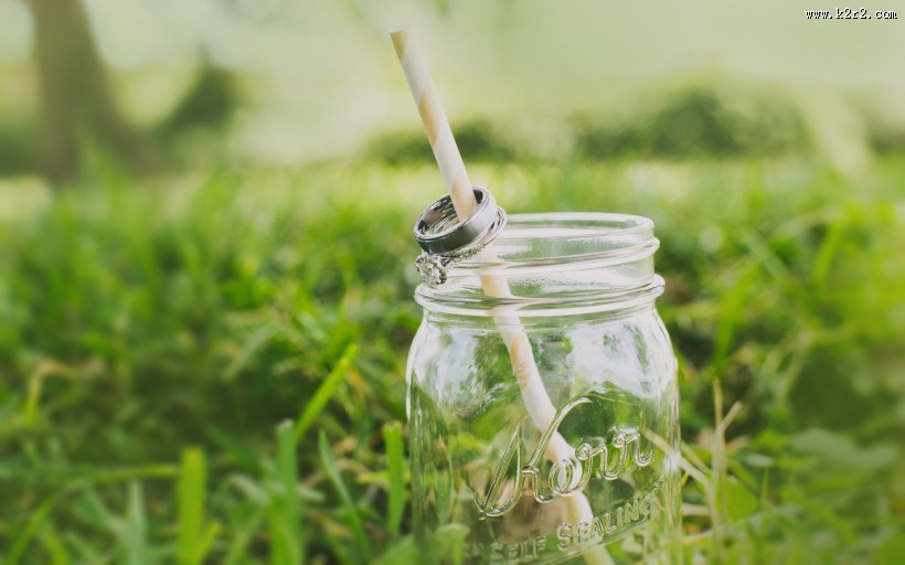 透明玻璃瓶特写图片