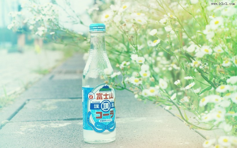 透明玻璃瓶特写图片