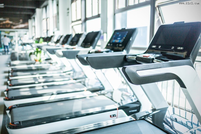 健身房跑步机图片